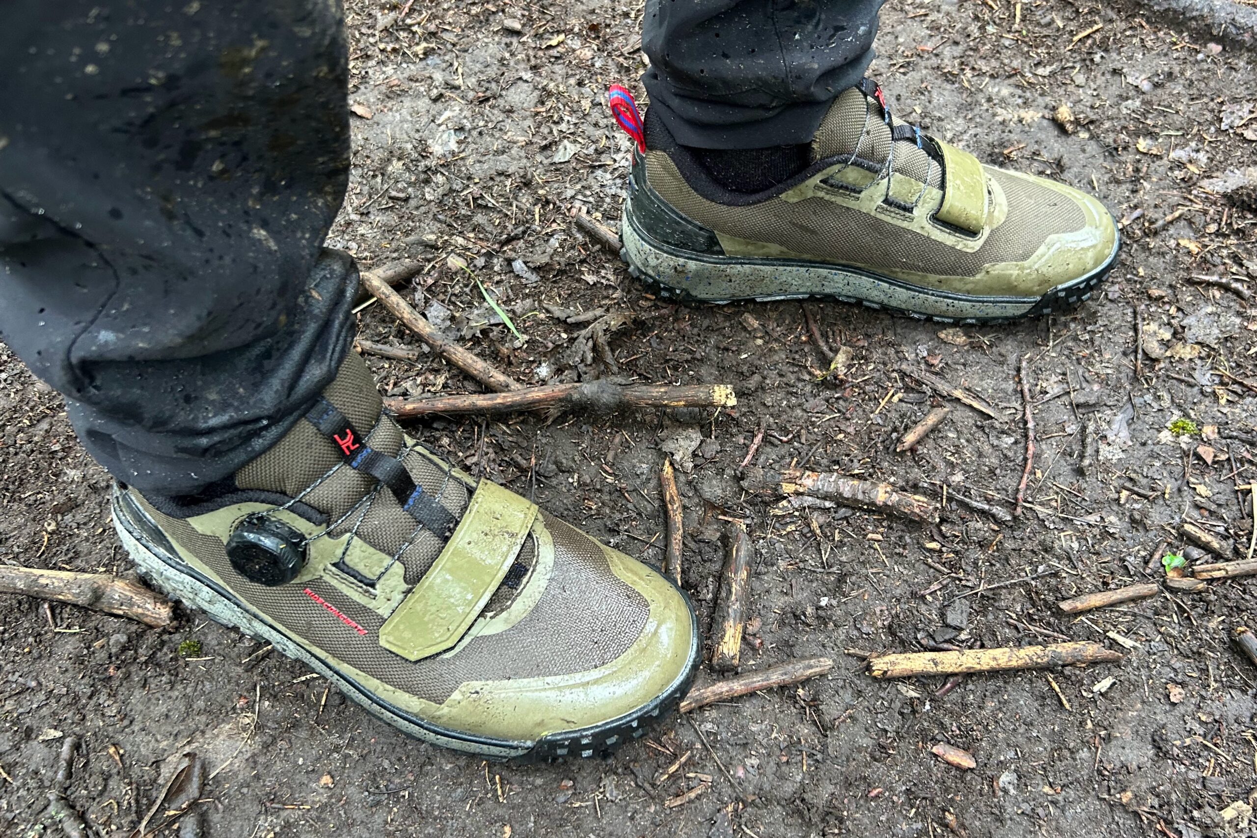 Ride Concepts Tallac Boa flat pedal shoes wet and muddy on a test ride